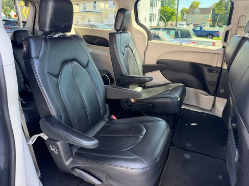 Used 2021 Chrysler Pacifica Touring-L FWD image 23