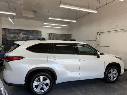 Used 2022 Toyota Highlander FWD LE V6 image 8