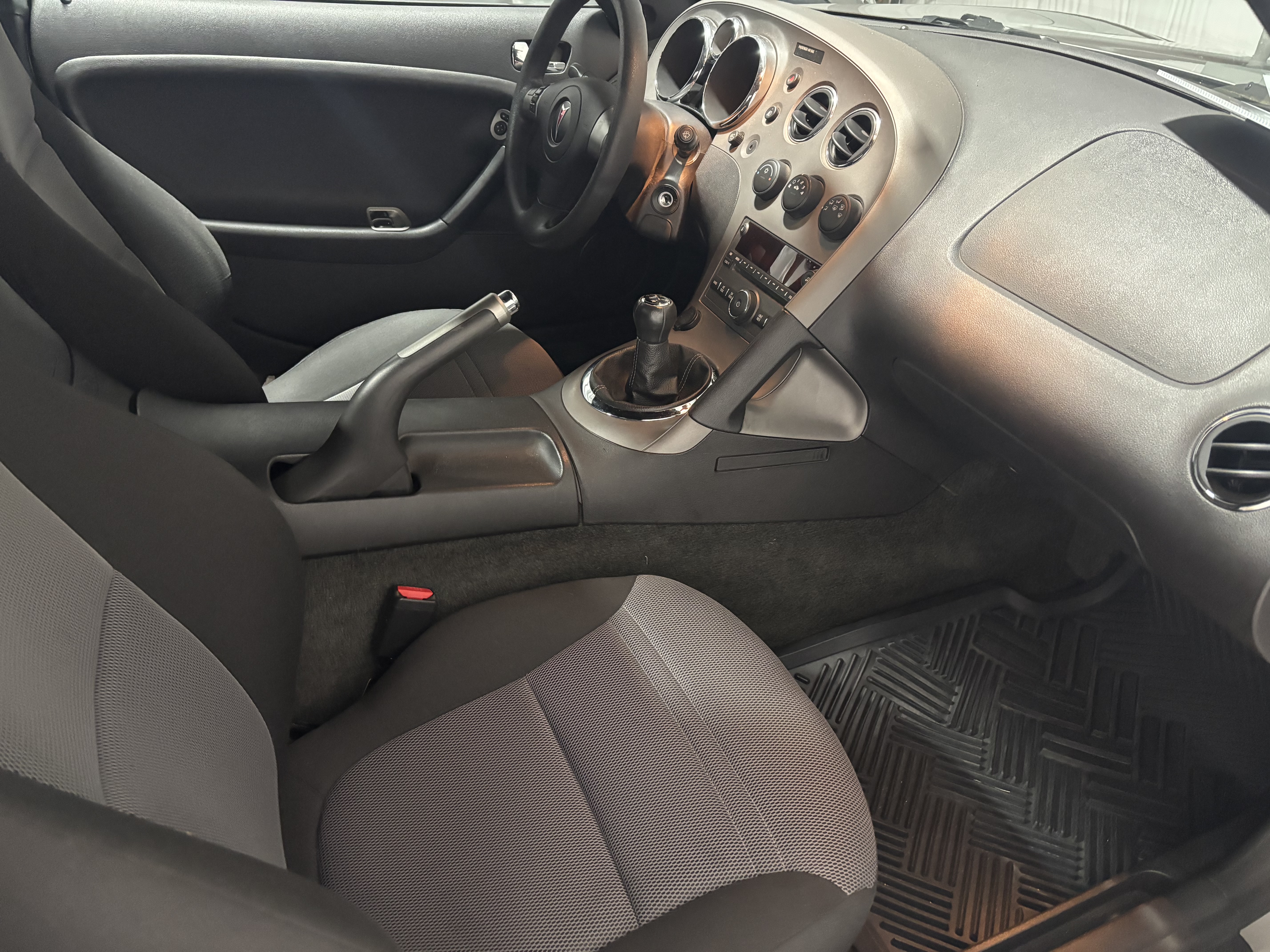 Used 2007 Pontiac Solstice Convertible RWD image 6