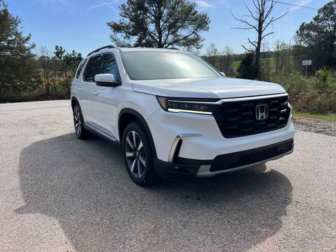 Used 2025 Honda Pilot Touring image 4