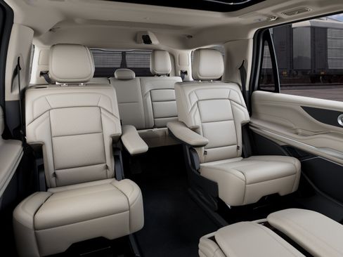 New 2027 Lincoln Navigator Reserve AWD/4WD image 11