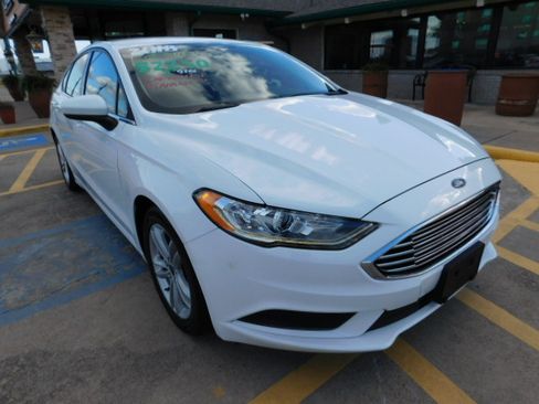 Used 2018 Ford Fusion SE image 1
