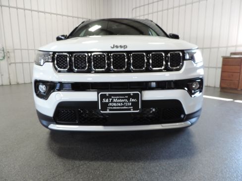Used 2023 Jeep Compass 4WD Limited image 9