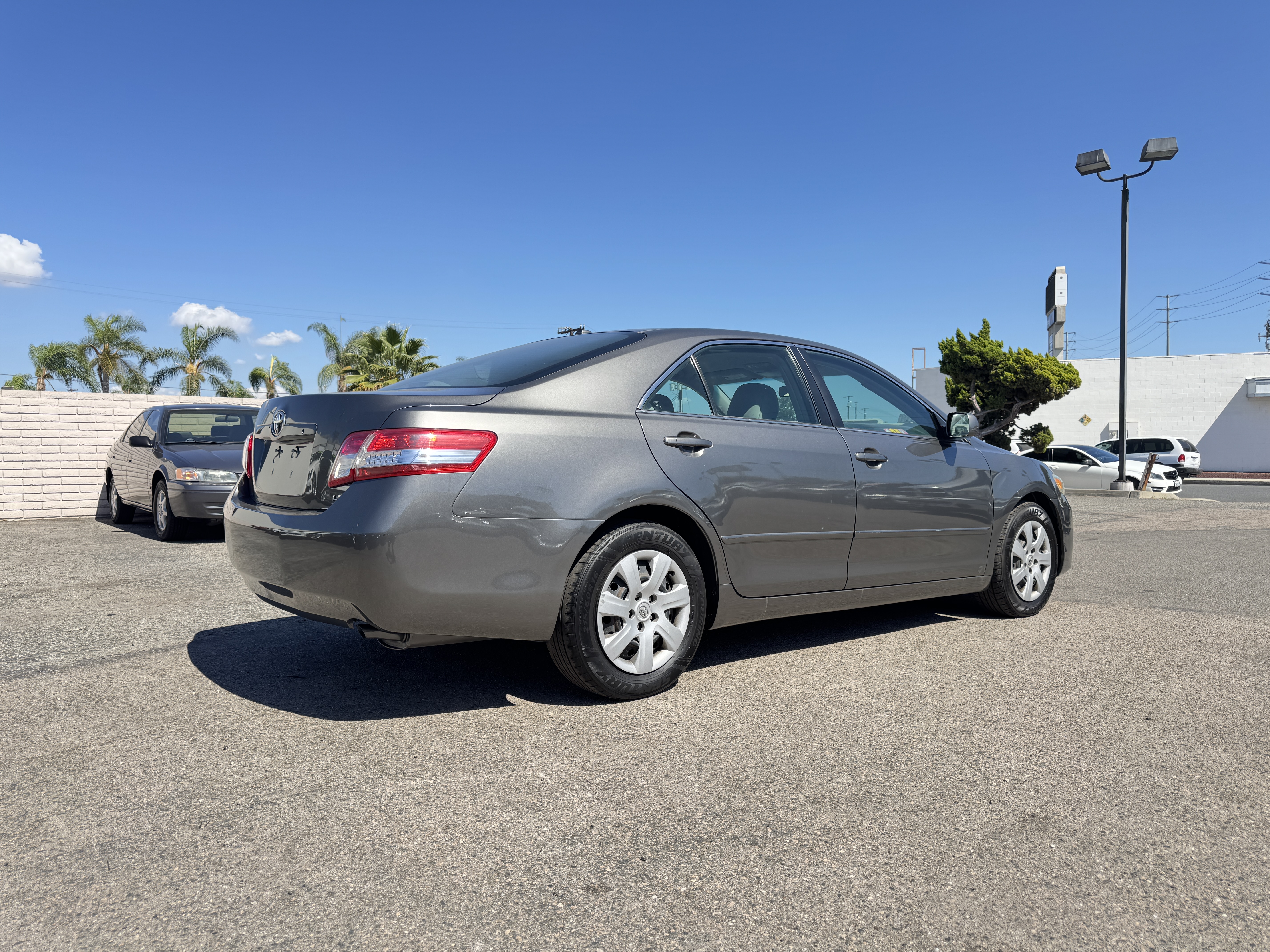 Used 2011 Toyota Camry LE FWD image 9