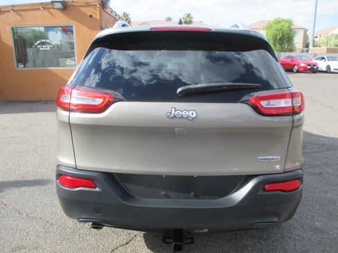 Used 2017 Jeep Cherokee Latitude Plus FWD image 8