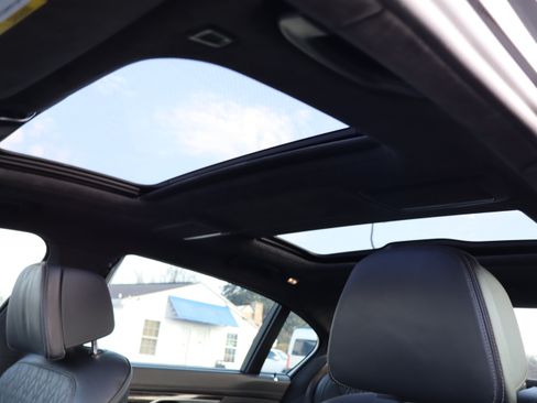 Used 2021 BMW 750i xDrive image 41