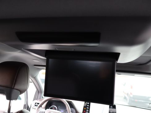 Used 2024 Toyota Sienna Platinum image 21
