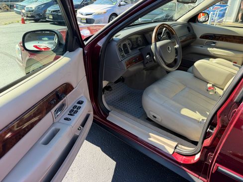 Used 2007 Mercury Grand Marquis LS w/ Premium Package RWD image 2