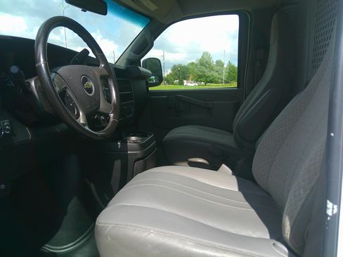 Used 2018 Chevrolet Express 3500 Extended RWD image 12