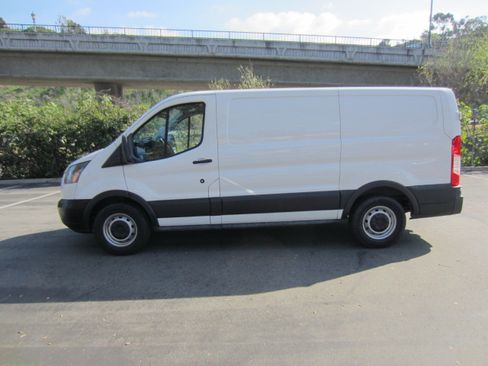 Used 2018 Ford Transit 150 XLT image 2
