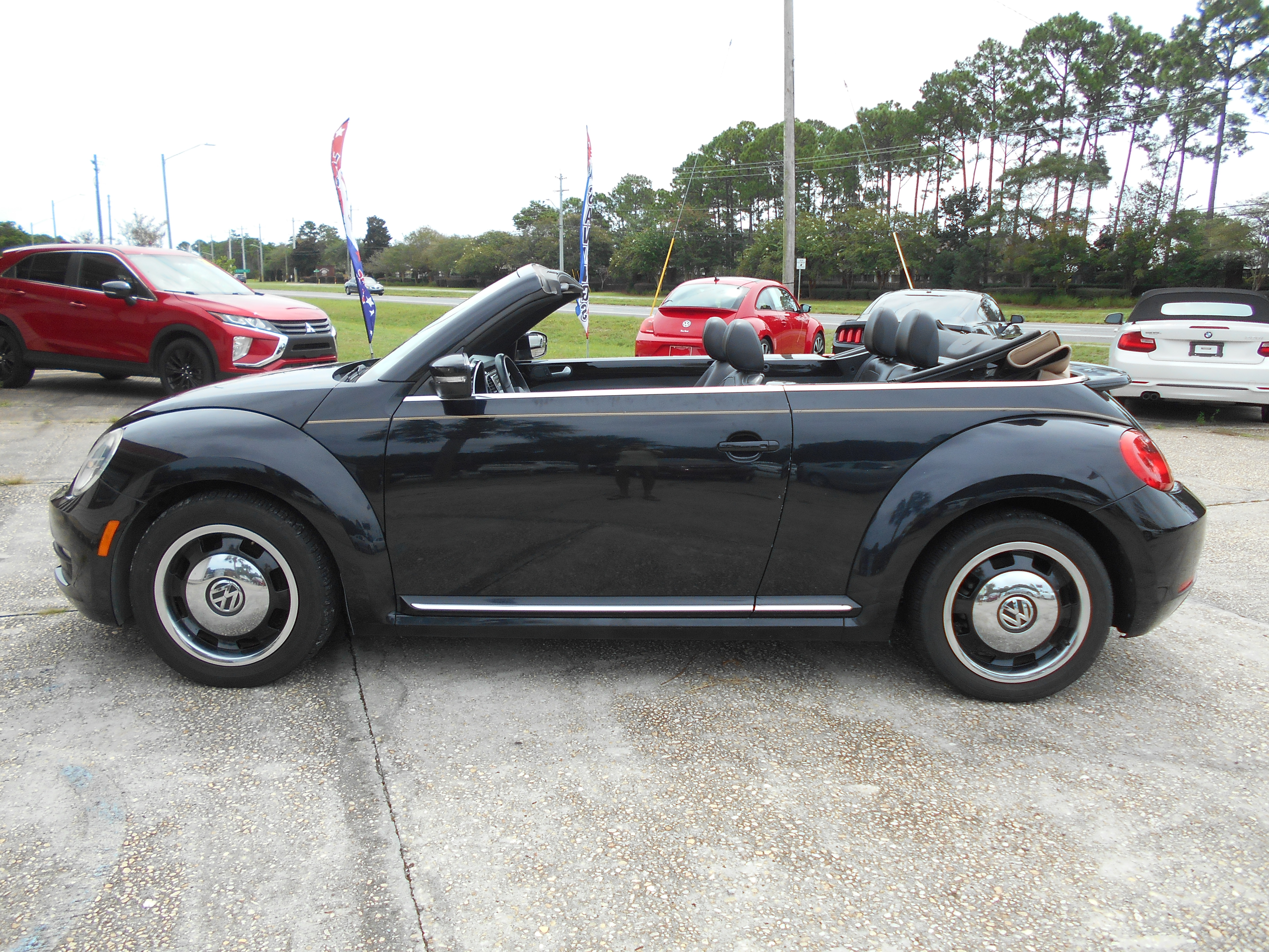 Used 2013 Volkswagen Beetle 2.5 Convertible FWD image 1