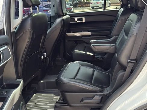 Used 2022 Ford Explorer XLT w/ Equipment Group 202A image 8