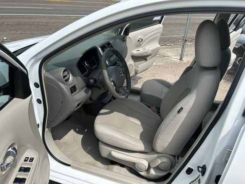 Used 2014 Nissan Versa SV FWD image 4