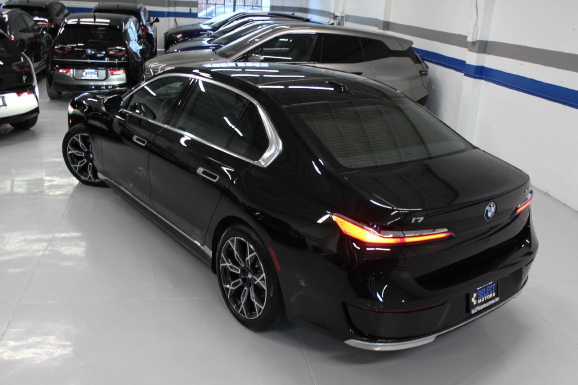Used 2024 BMW i7 xDrive60 AWD/4WD image 15