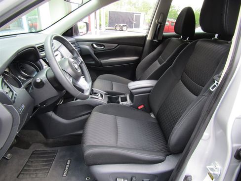 Used 2017 Nissan Rogue SV image 9