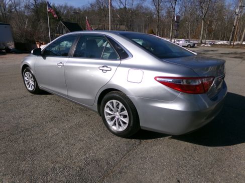 Used 2016 Toyota Camry LE image 10