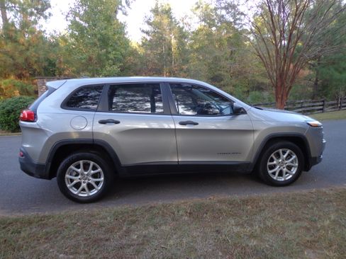 Used 2014 Jeep Cherokee Sport image 2