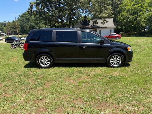 Used 2019 Dodge Grand Caravan SXT FWD image 21