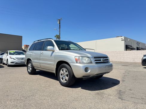 Used 2005 Toyota Highlander 2WD V6 w/ 3rd Row image 11
