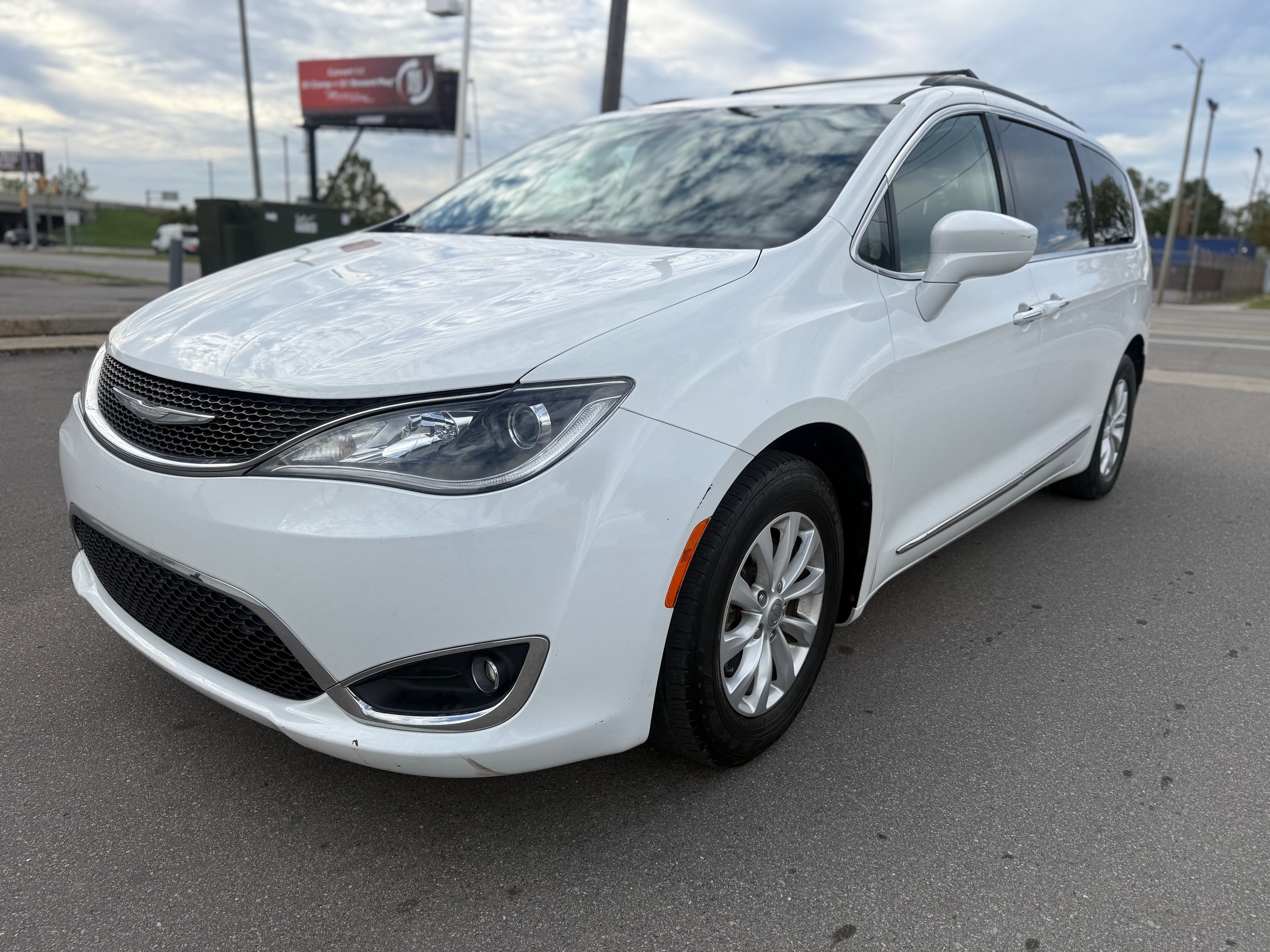 Used 2017 Chrysler Pacifica Touring-L FWD image 3