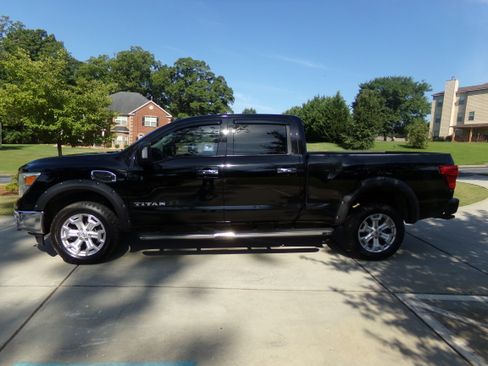 Used 2017 Nissan Titan XD 2WD Crew Cab SV image 2