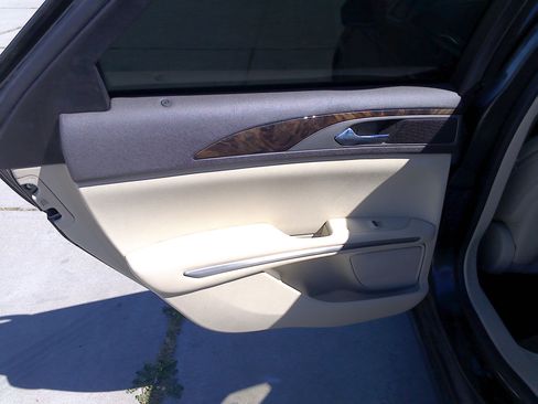 Used 2015 Lincoln MKZ image 10