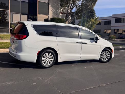 Used 2018 Chrysler Pacifica L image 3
