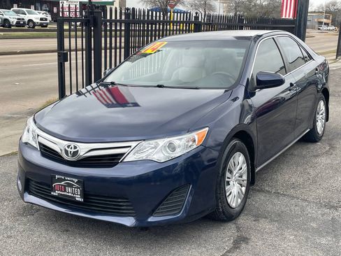 Used 2014 Toyota Camry LE image 2