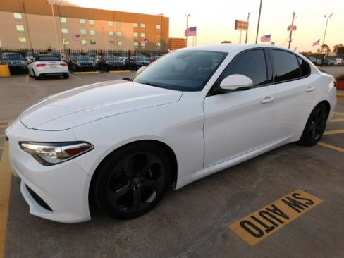 Used 2018 Alfa Romeo Giulia image 4