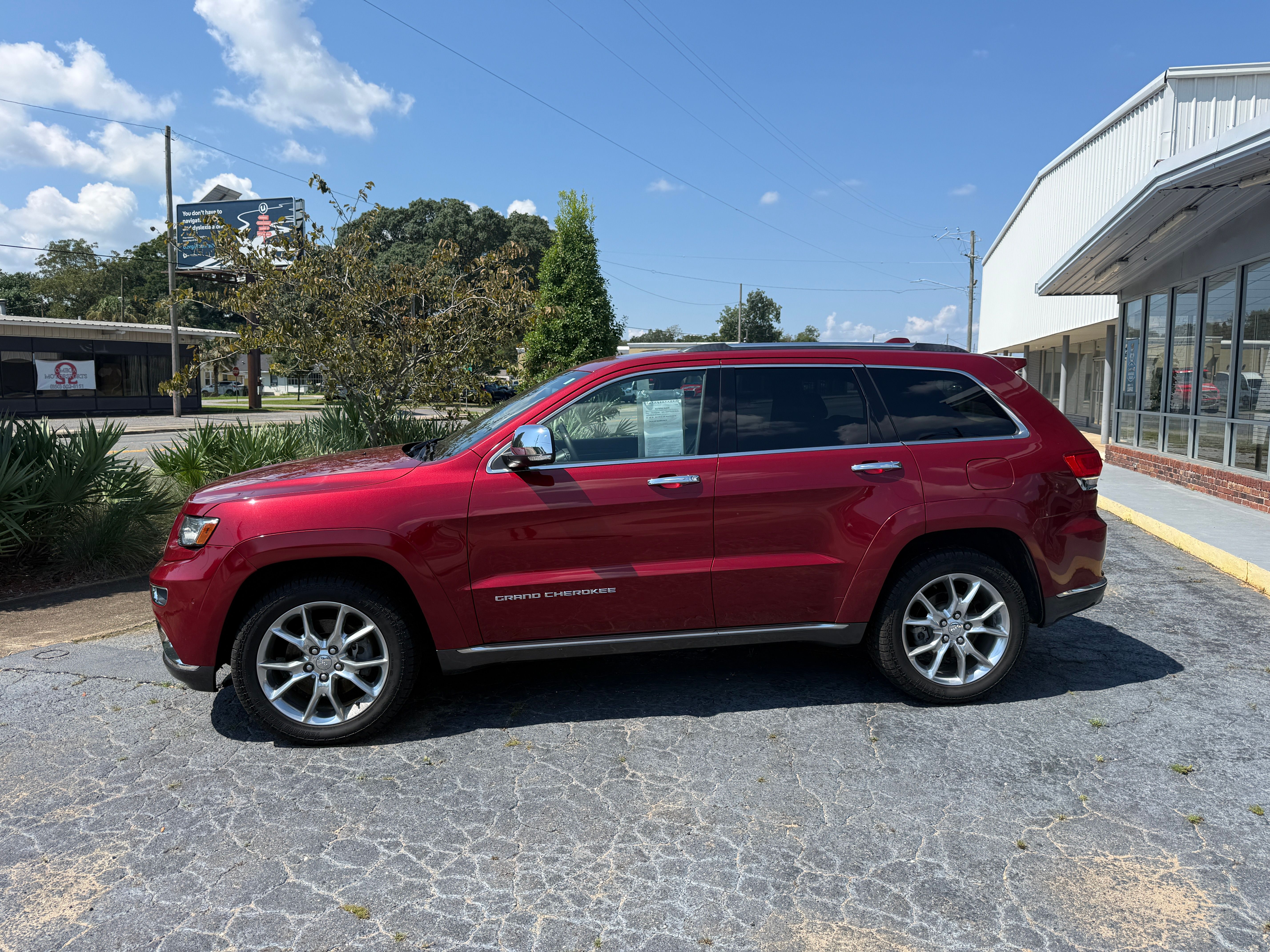 Used 2014 Jeep Grand Cherokee 4WD Summit image 2