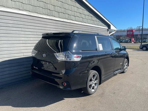 Used 2015 Toyota Sienna SE image 18
