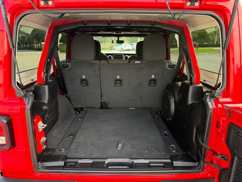 Used 2019 Jeep Wrangler 4WD Unlimited Sahara image 40
