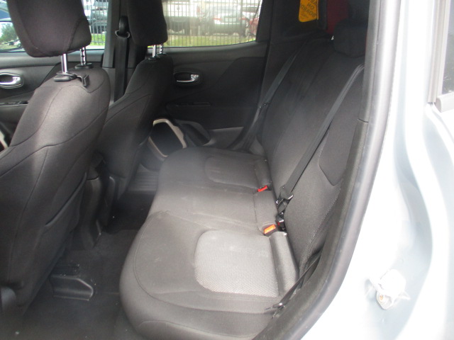 Used 2016 Jeep Renegade Latitude FWD image 10