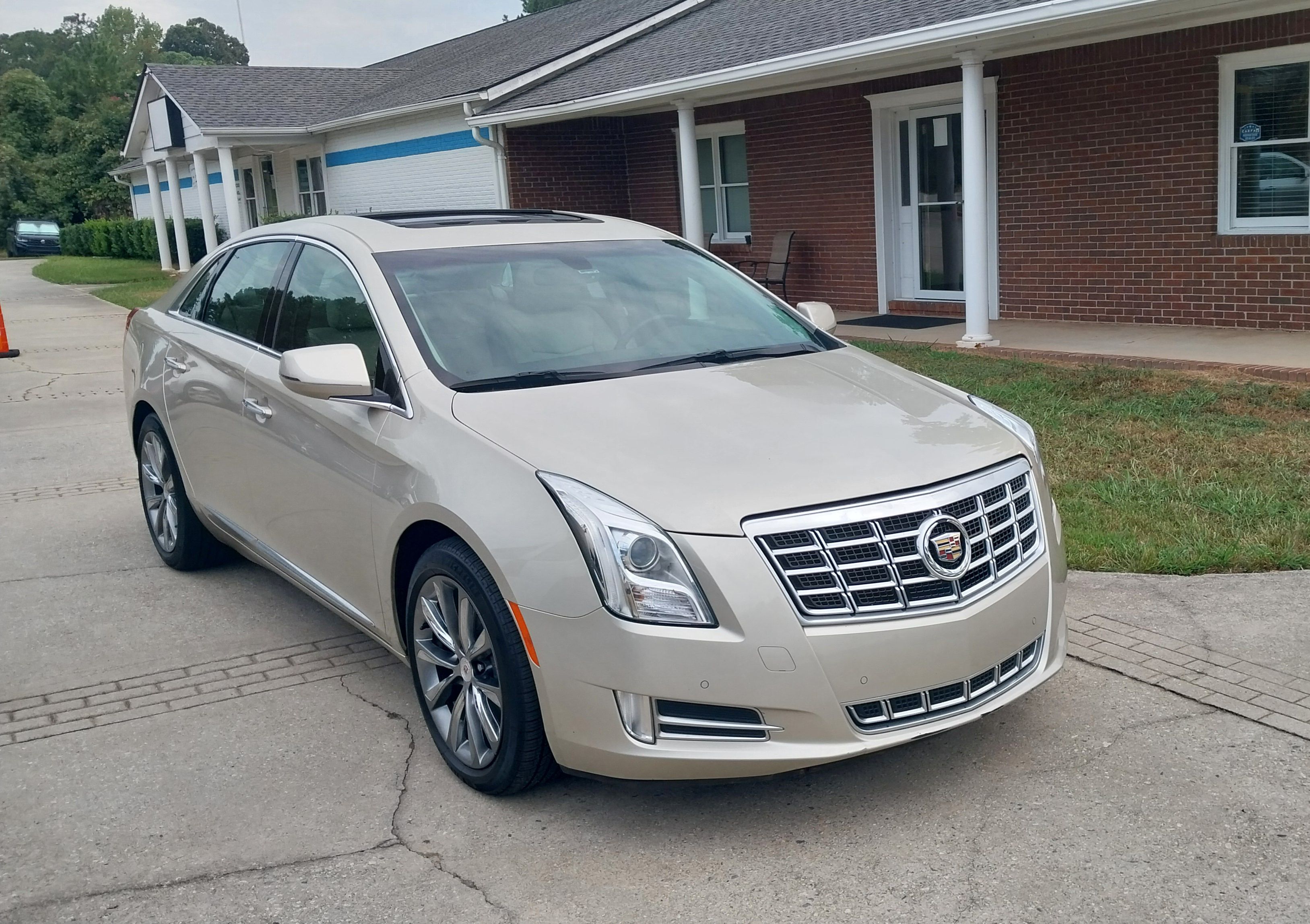 Used 2013 Cadillac XTS Luxury FWD image 9