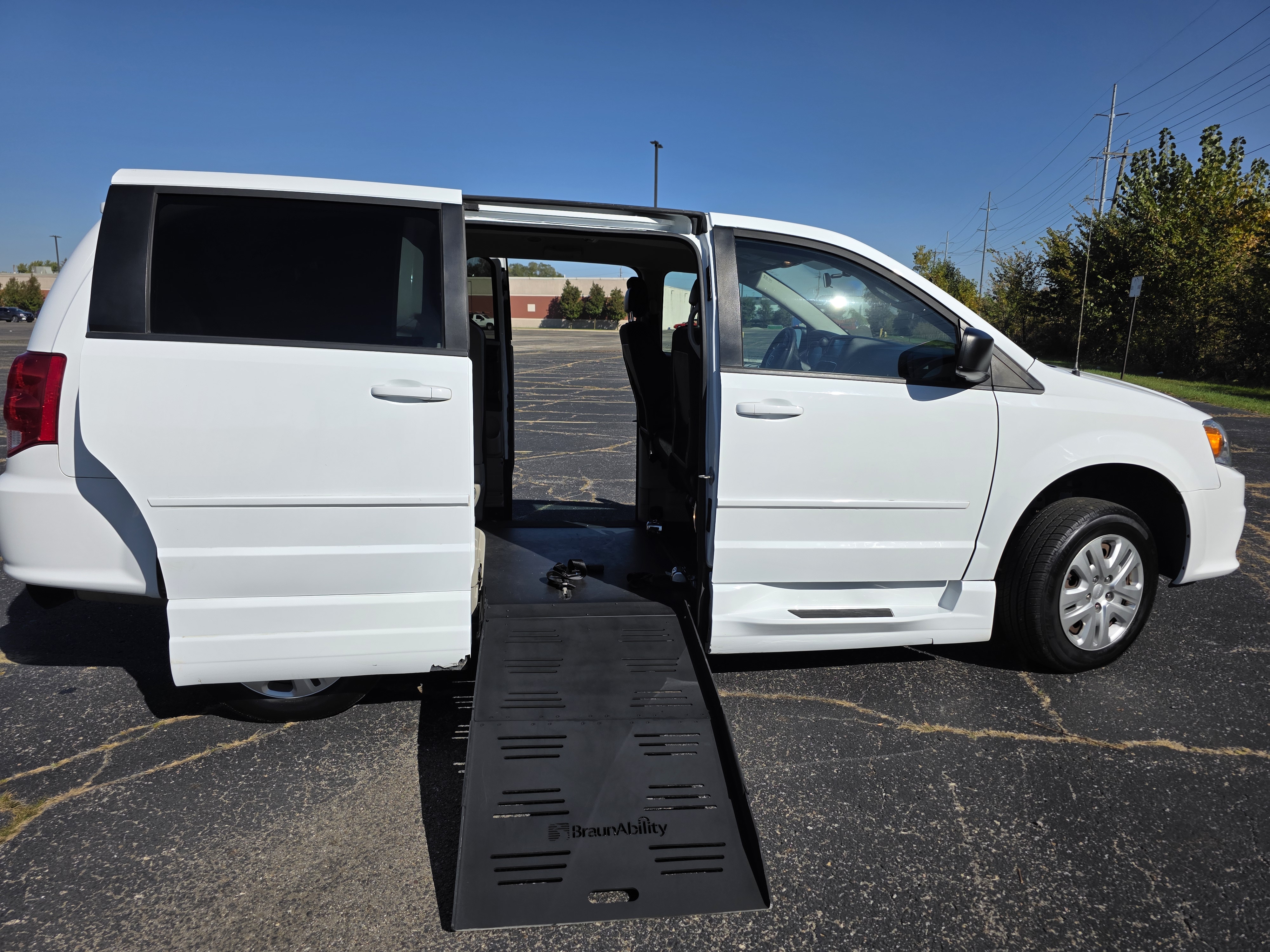 Used 2017 Dodge Grand Caravan SE FWD image 2