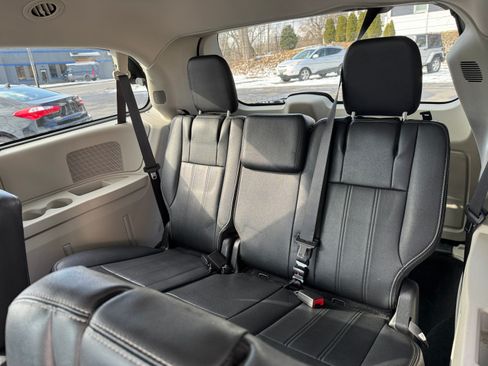Used 2016 Chrysler Town & Country Touring image 12