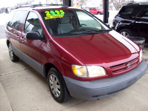 Used 2000 Toyota Sienna LE image 3