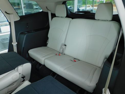 Used 2024 Buick Enclave FWD Essence image 19