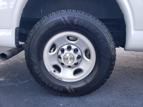 Used 2024 Chevrolet Express 2500 RWD image 8