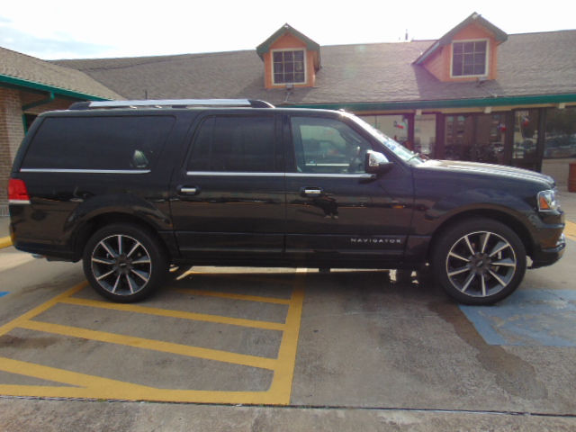 Used 2017 Lincoln Navigator L 4WD Reserve image 12