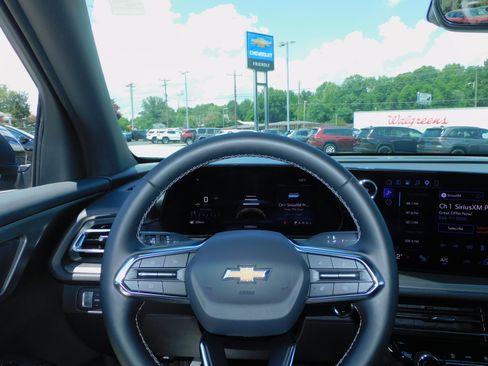 Used 2026 Chevrolet Traverse FWD LT image 2