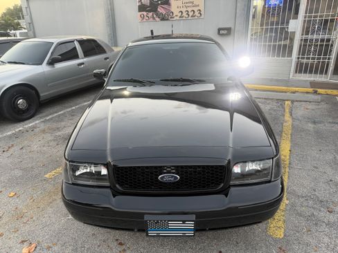 Used 2011 Ford Crown Victoria Police Interceptor image 2