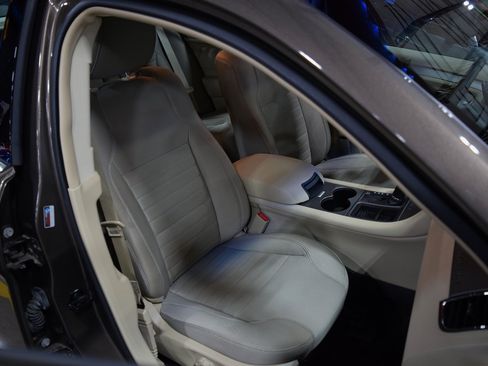 Used 2015 Ford Taurus SE image 21