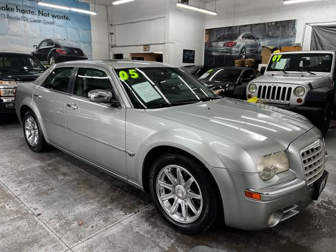 Used 2005 Chrysler 300 C image 10