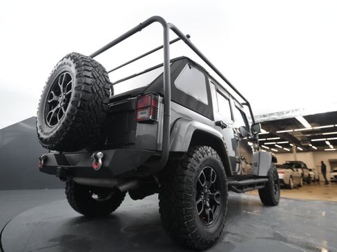Used 2018 Jeep Wrangler Unlimited Sahara image 25