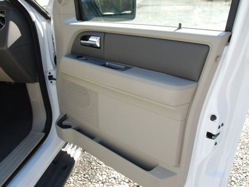 Used 2010 Ford Expedition XLT image 26