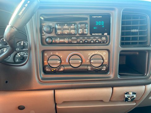 Used 2001 Chevrolet Suburban 2WD image 11