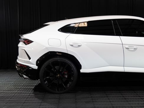 Used 2022 Lamborghini Urus AWD/4WD image 9