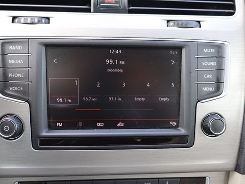 Used 2016 Volkswagen Golf SE image 25