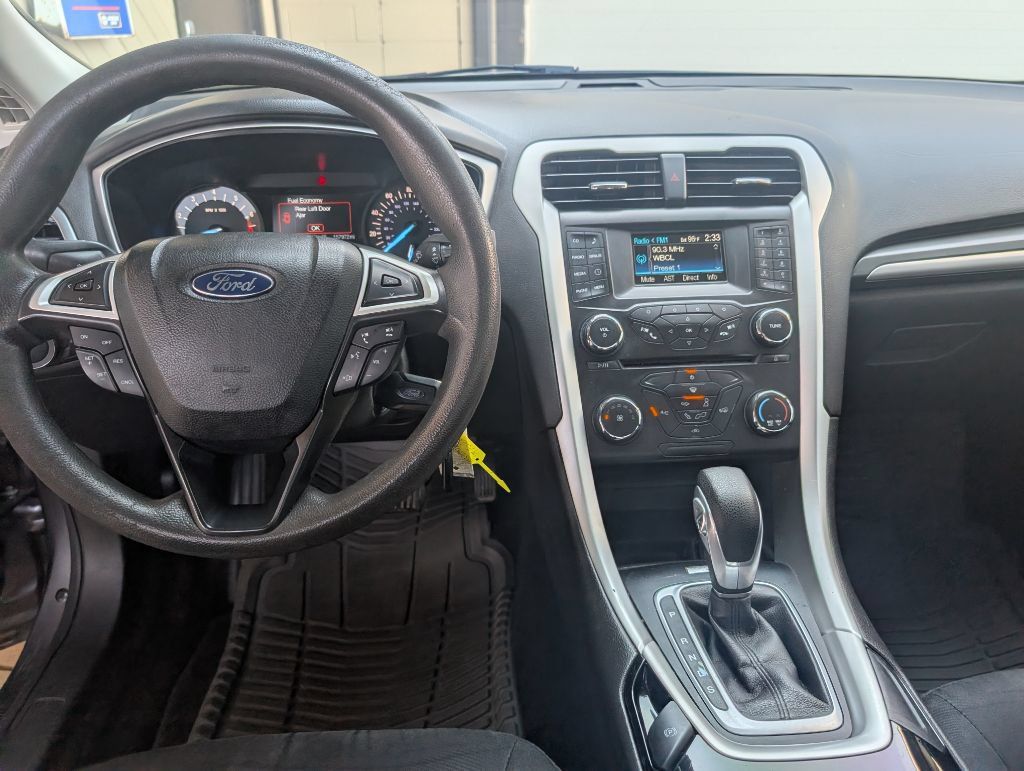 Used 2014 Ford Fusion SE FWD image 9